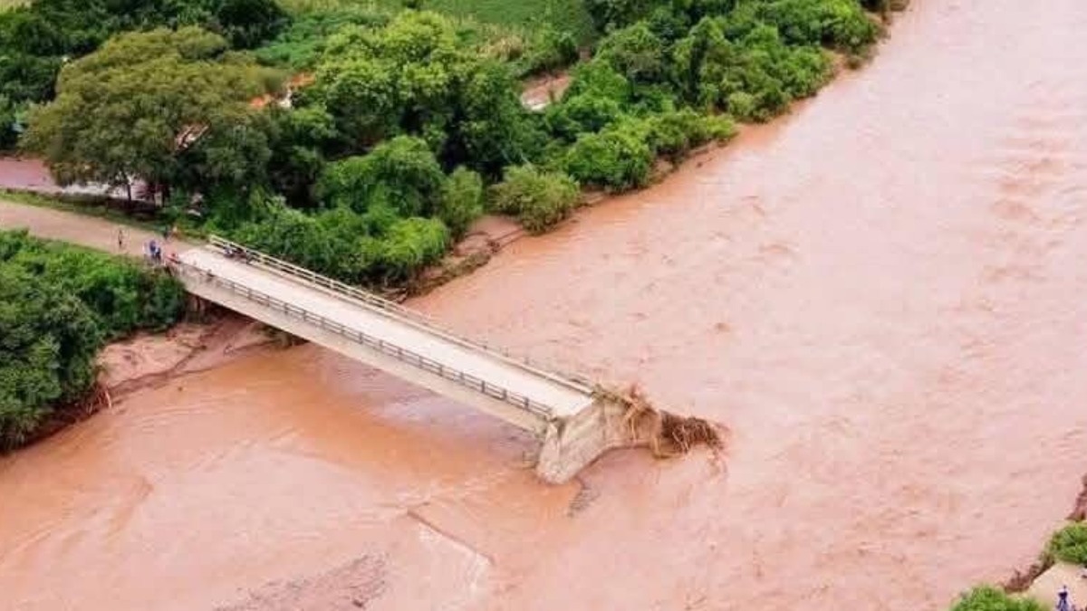 El río se llevó parte del puente vehicular de San Miguel de las Pampas, Chuquisaca. Foto: Internet