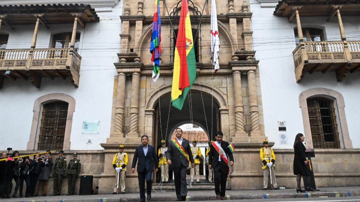 En el frontis de la Casa de la Libertad, el presidente Arce (centro), David Choqquehuanca (izq.) y Damián Condori (der.). Foto: Facebook Arce