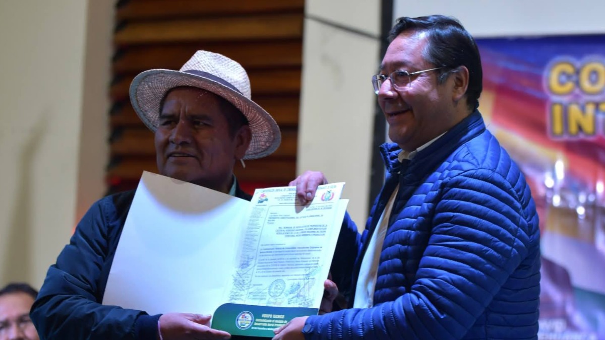 Esteban Alavi, máximo representante de los Interculturales arcistas, junto al presidente Luis Arce. Foto: Redes Sociales