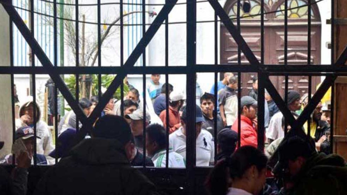 Foto archivo: Puerta principal del penal de San Pedro en La Paz.