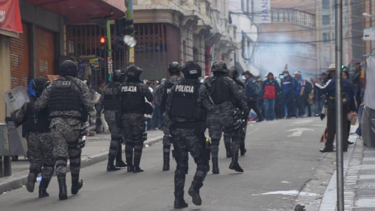 La policía gasificó a los marchistas afines a Evo Morales. Foto: Unitel