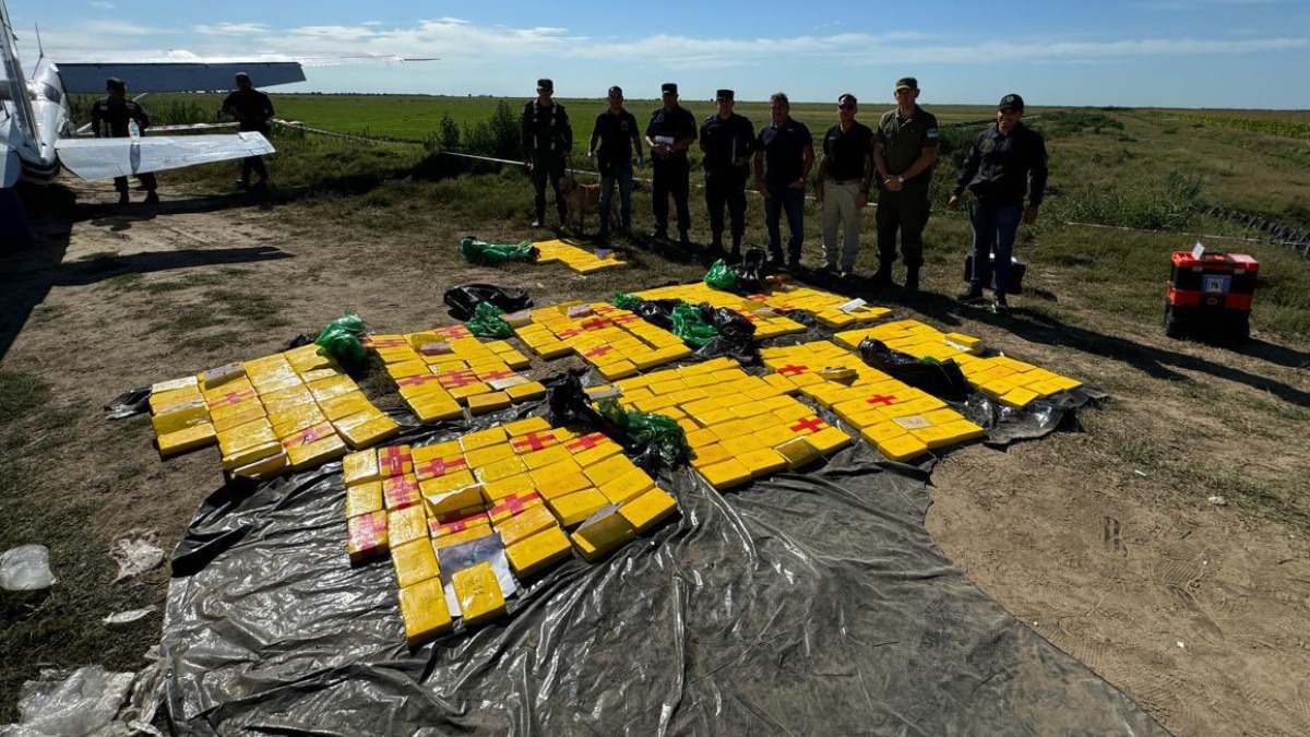 Paquetes de droga que se estaban en la avioneta que era tripulada por un brasileño y una exmiss boliviana. Foto: RRSS