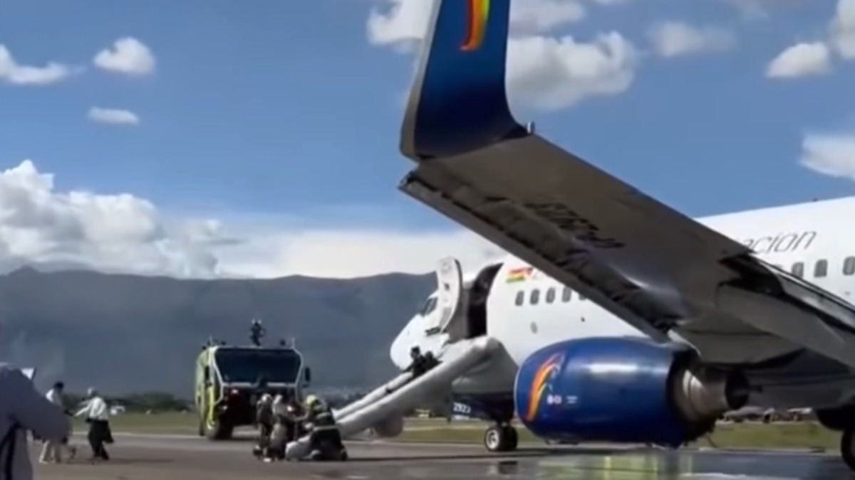 Pasajeros de BoA tuvieron que salir por los toboganes de emergencia. Foto: ABI