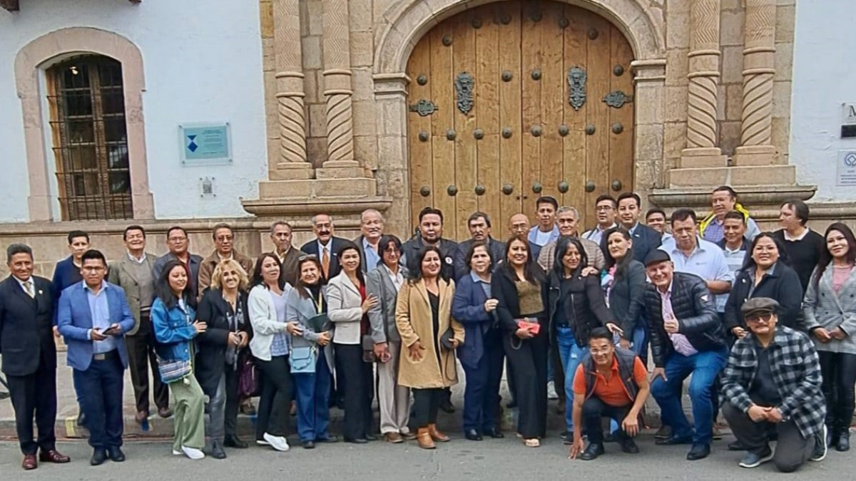 Periodistas de las asociaciones reunidos en Sucre, en la puerta de la Casa de la Libertad. Foto: captura