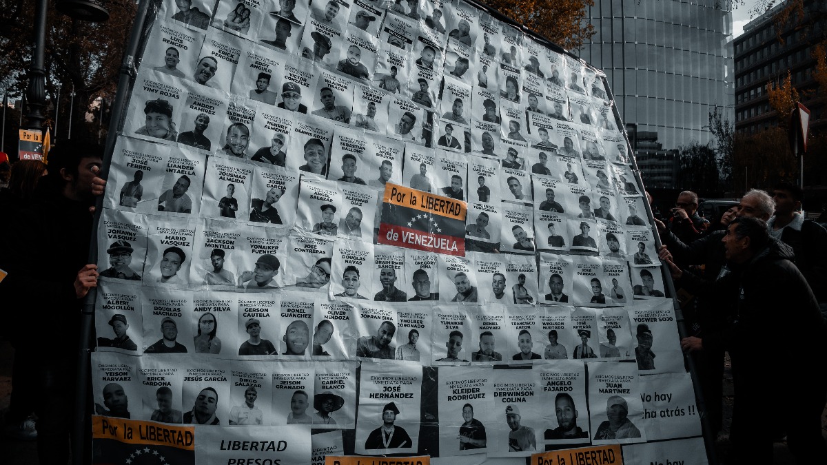 Un cartel de protesta con fotografías durante una manifestación de venezolanos en Madrid, frente a la comisión del Parlamento Europeo.  Foto: Europa Press