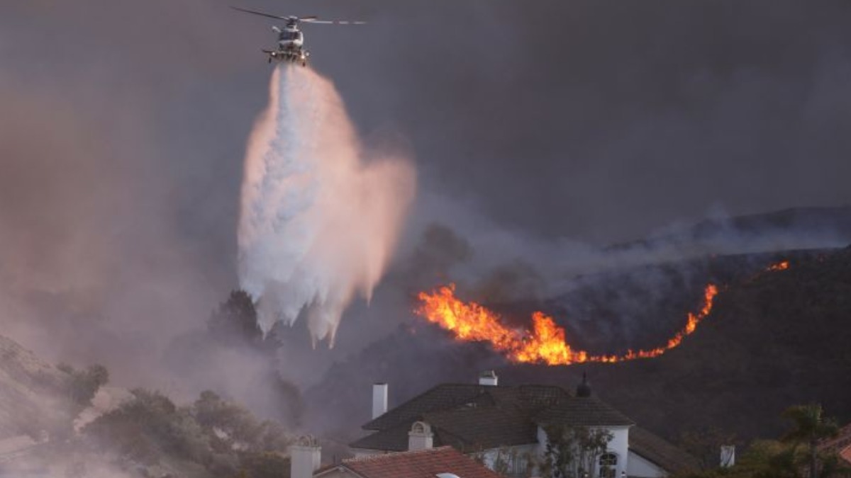 Un helicóptero trabaja para el control del incendio en California, EEUU.