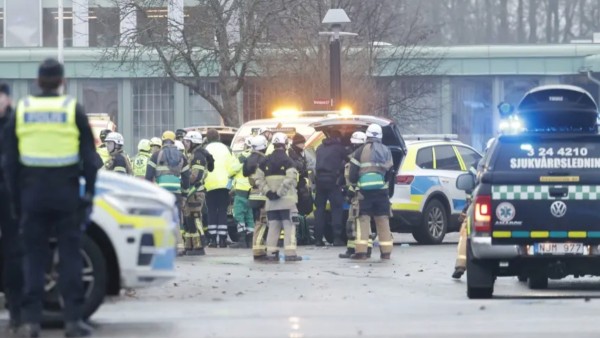 Policía y equipos de rescate durante el operativo en la escuela de la ciudad de Orebro, Suecia.