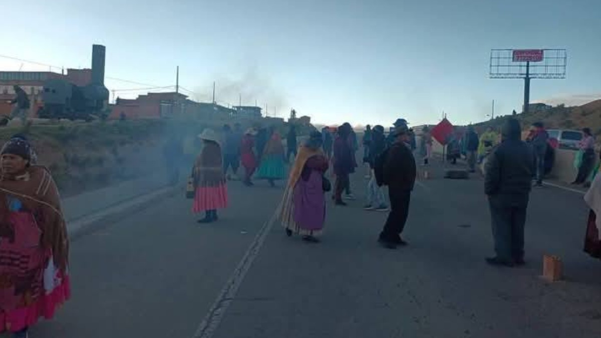 Bloqueo en la Apacheta sobre la carretera La Paz-Oruro