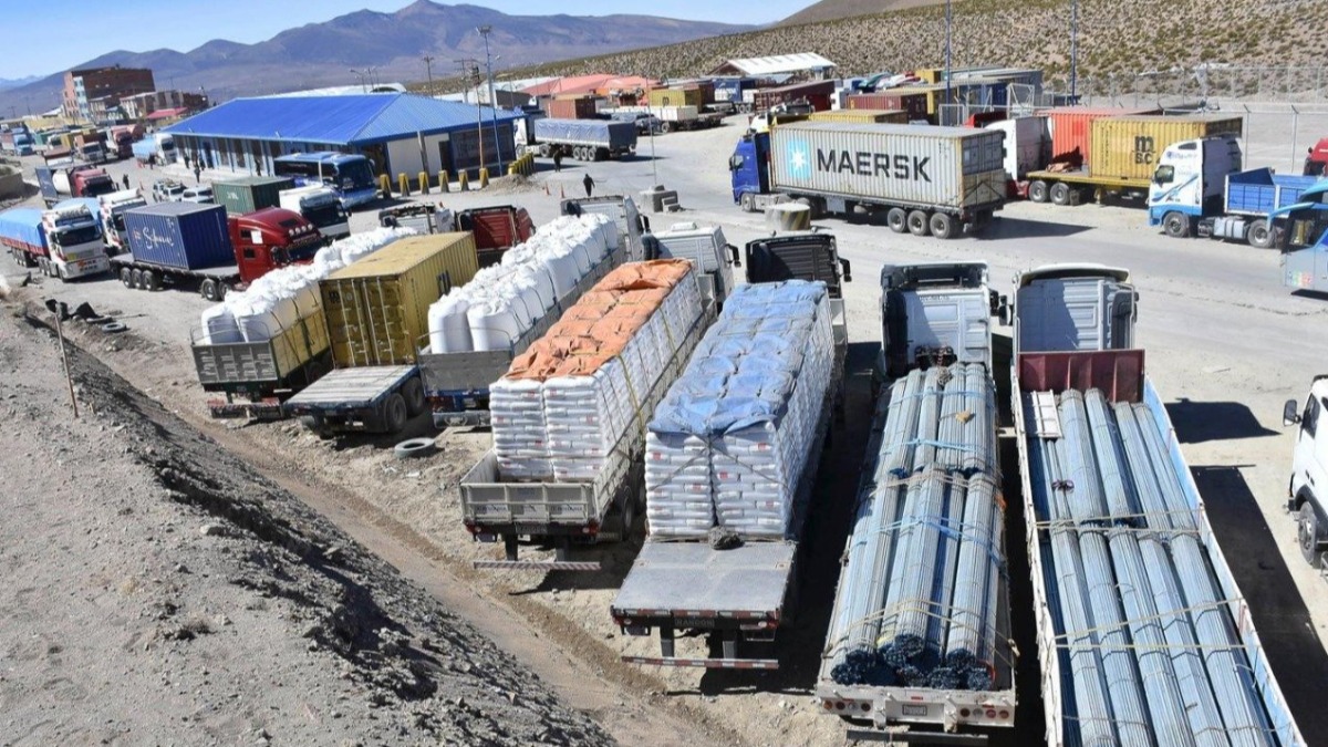 Camiones esperan los controles aduaneros en Sabaya. Foto: La Razón