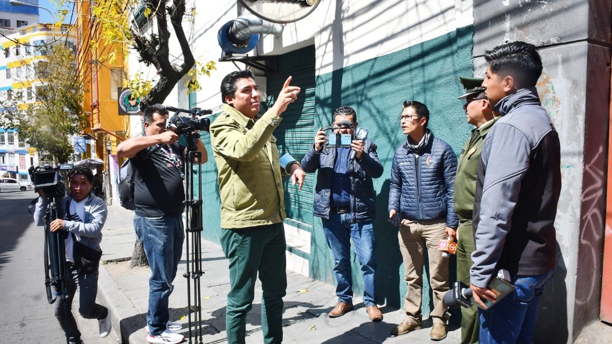 El director Régimen Penitenciario, Juan Carlos Limpias, fuera de las instalaciones de la cárcel de San Pedro.