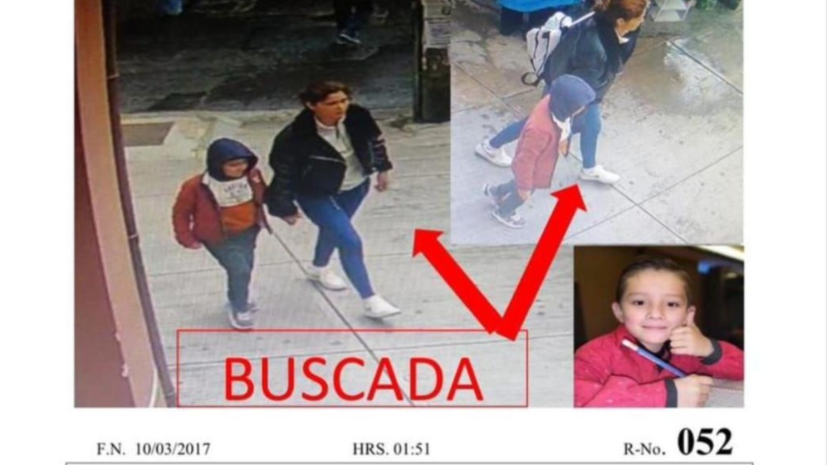 El menor  de edad fue visto con su madre biológica. Foto: Captura