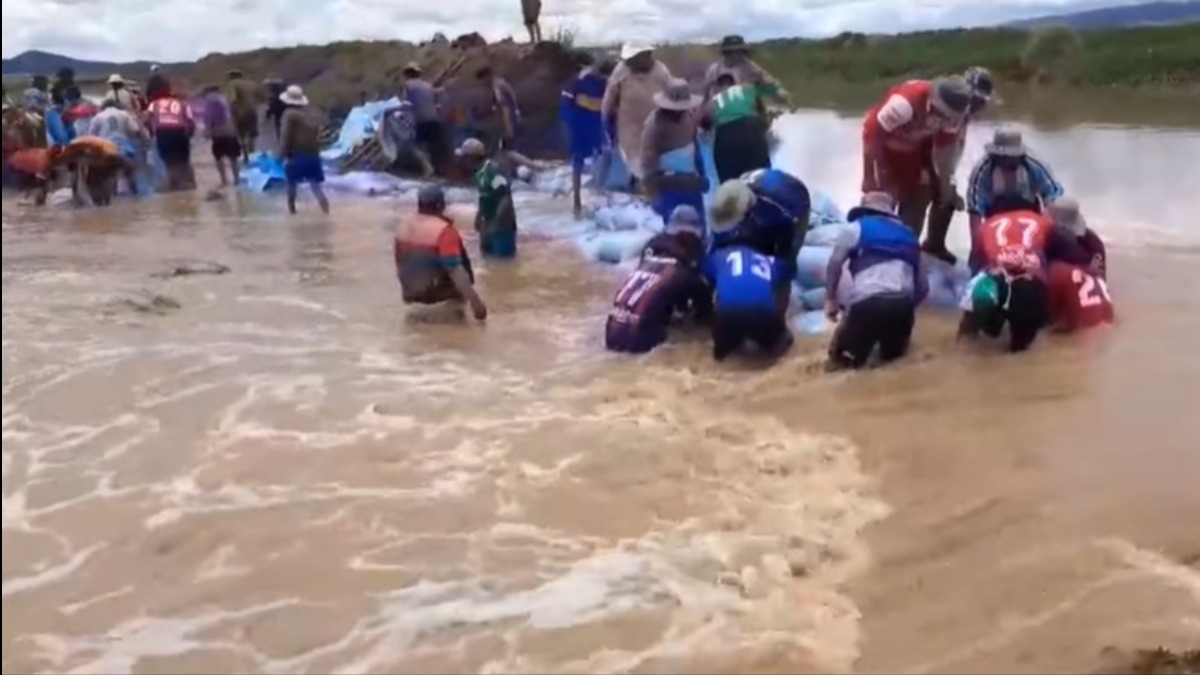 El río Katari se desbordó y afectó a la comunidad Coachijo, en Pucarani. Foto: Captura