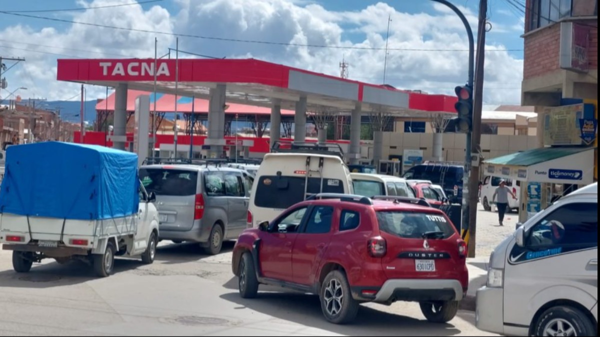 Filas en estaciones de servicio de Oruro. Foto: La Patria.