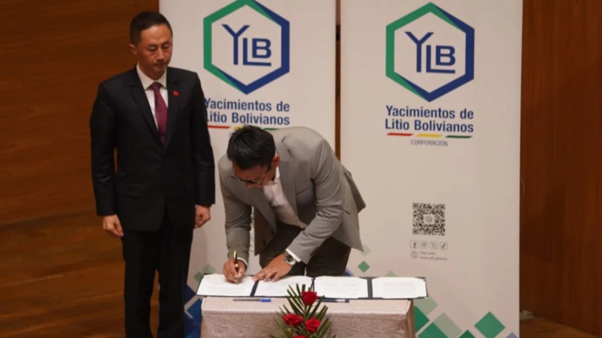 Firma del contrato entre la empresa china Hong Kong CBC y YLB. Foto: Opinión.