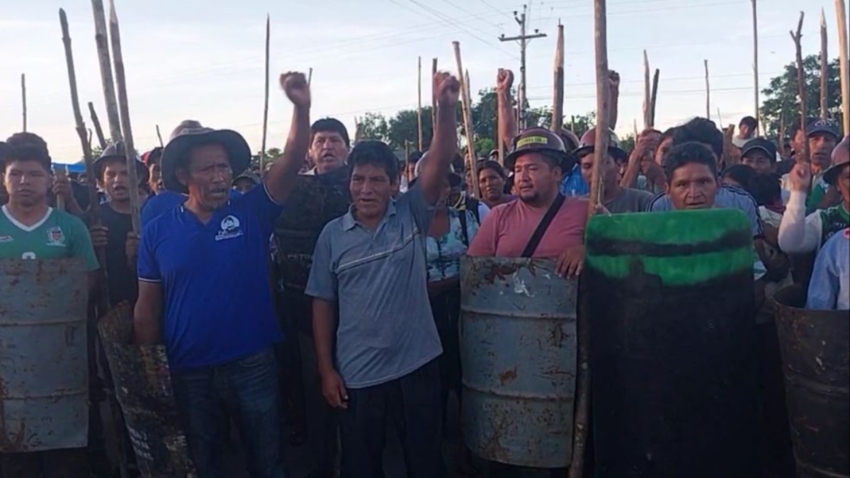 Grupos evistas armados con palos y escudos. Foto: Captura