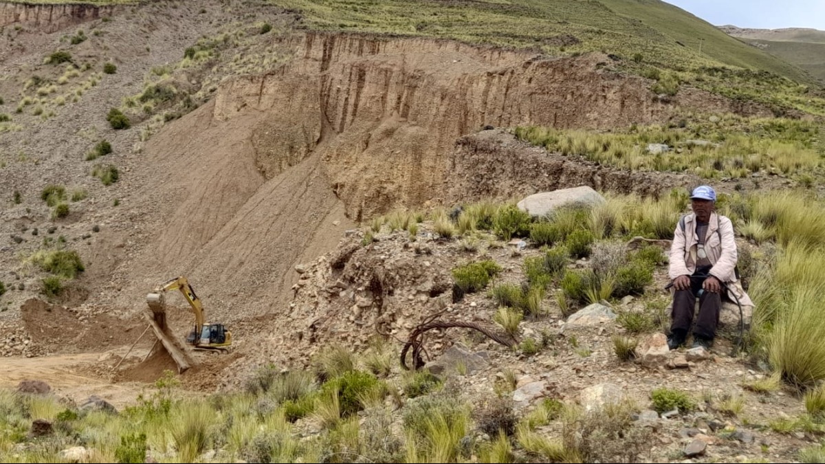 La maquinaria de la empresa minera realiza el movimiento de tierra en el área de pastoreo y cultivo. Foto: Cortesía.