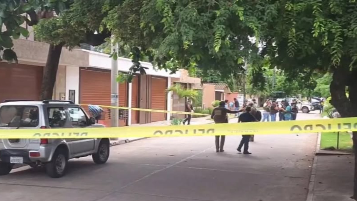 La policía llegó hasta el domicilio del capitán que fue acribillado por dos sujetos. Foto: RRSS