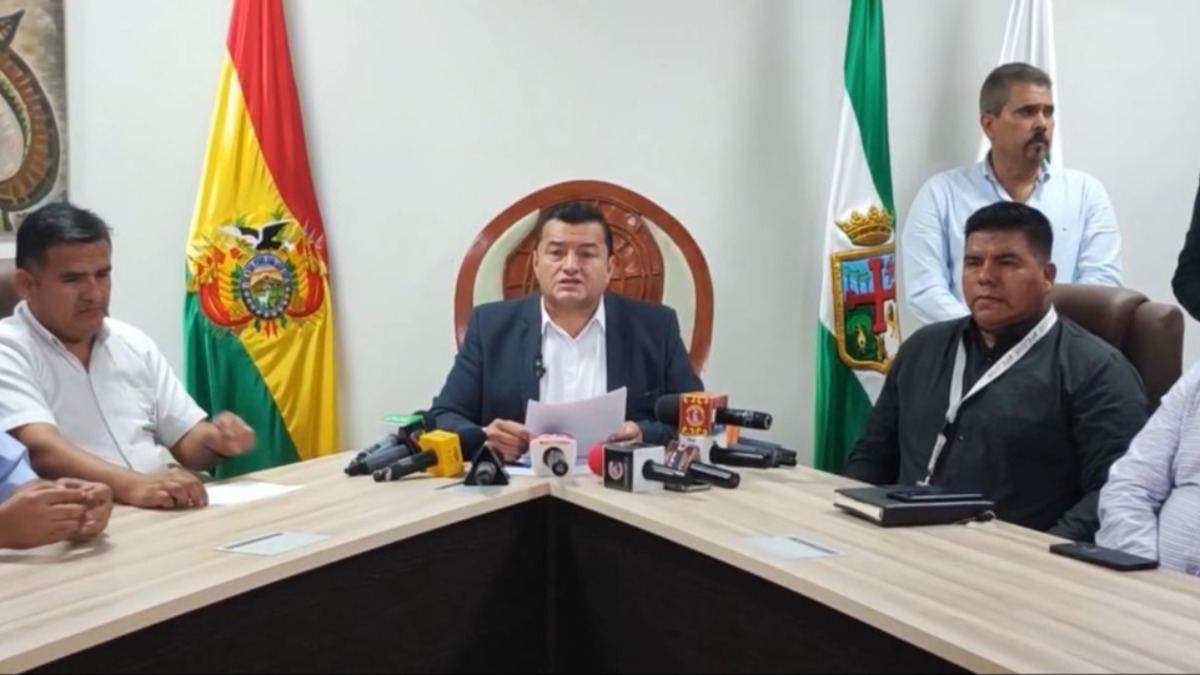 Los dirigentes del transporte se reunieron con el alcalde de Santa Cruz, Jhonny Fernández. Foto: Captura