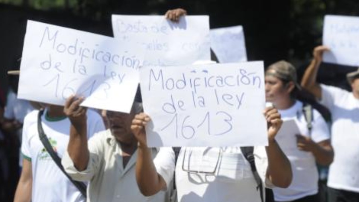 Los gremiales se movilizan en Santa Cruz exigiendo la derogación de la disposición de decomiso. Foto: El Deber