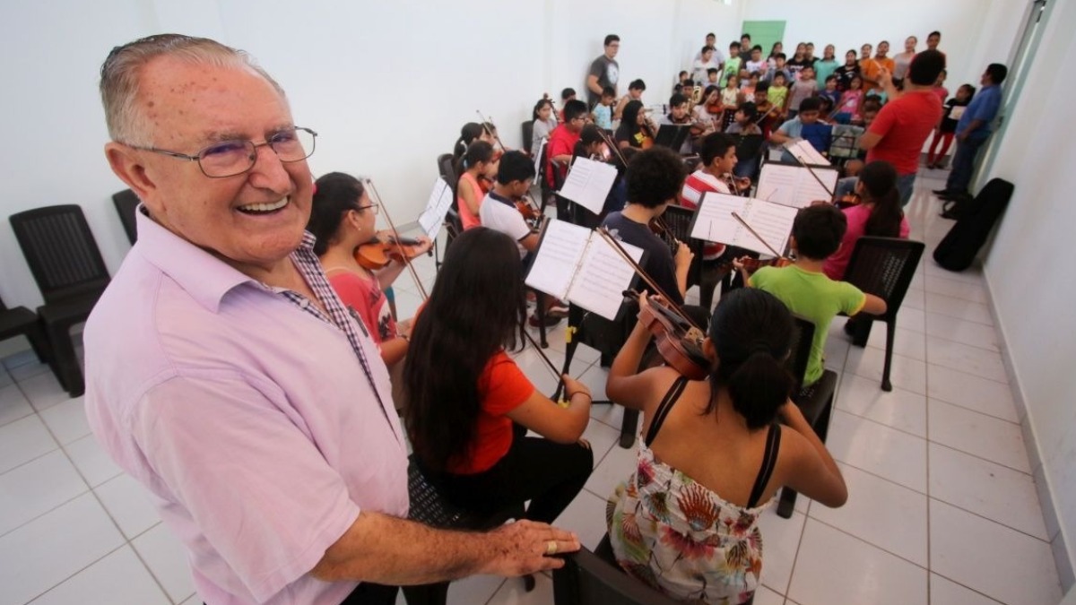 Monseñor Nicolás Castellanos en una de sus obras. Foto: El Deber