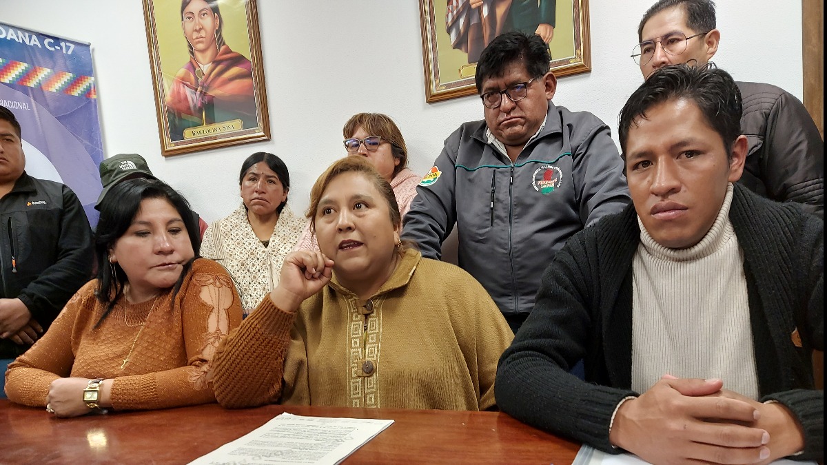 Prestatarios junto a la diputada del MAS, Soledad Pérez. Foto: ANF