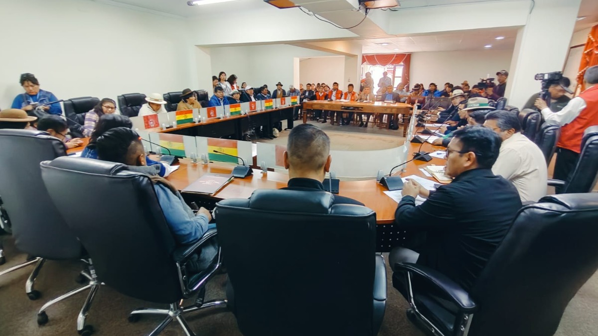 Socialización de los contratos para explotar litio en el salar de Coipasa, en Oruro. Foto: YLB