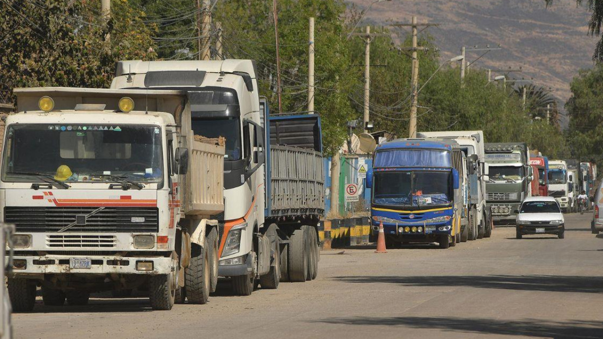 Transporte pesado en filas por combustible. Foto: Archivo Bolivia.com