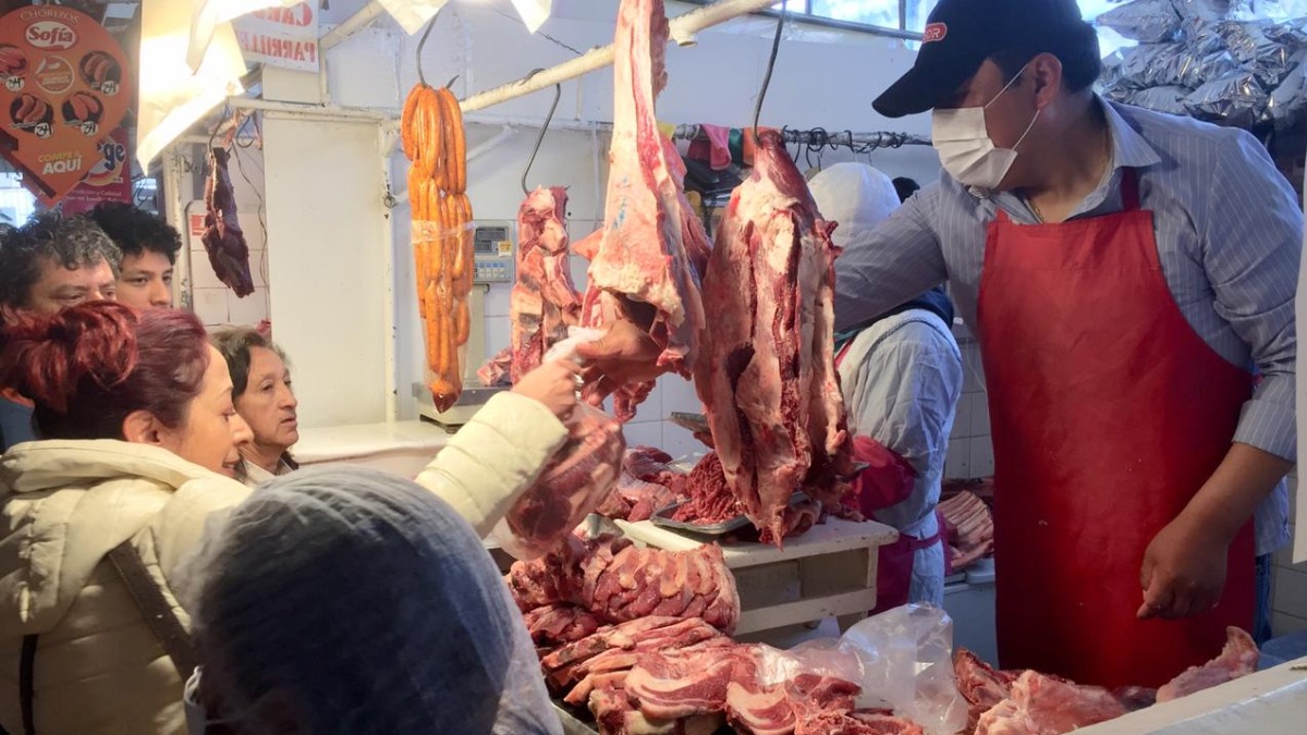 Venta de carne en un centro de abasto de La Paz. Foto: Internet