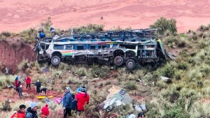 Sube a 25 fallecidos y 26 heridos las víctimas en el trágico accidente en la ruta Oruro-Potosí