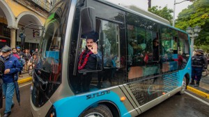 Reyes Villa inaugura el primer bus eléctrico y dice que es un modelo de modernización de Bolivia