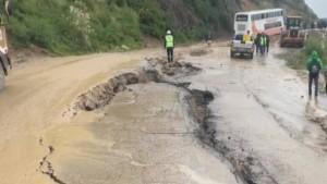 Cede parte de la carretera a Cochabamba y terminales suspenden salidas directas a ese departamento