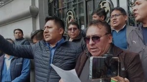 Choferes de La Paz rechazan congelamiento de pasajes y amenazan con paro indefinido