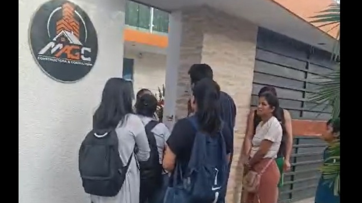 Afectados reclaman en puertas de la constructora. Foto: Captura de video