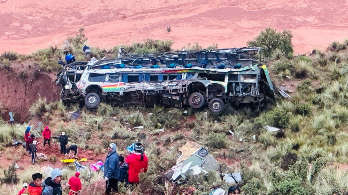 El bus de la empresa Challapata que se embarrancó al menos 50 metros. Foto: Fiscalía