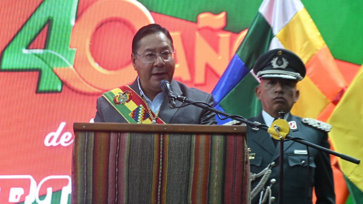 El presidente Luis Arce durante el acto  de la sesión de honor del Concejo Municipal.