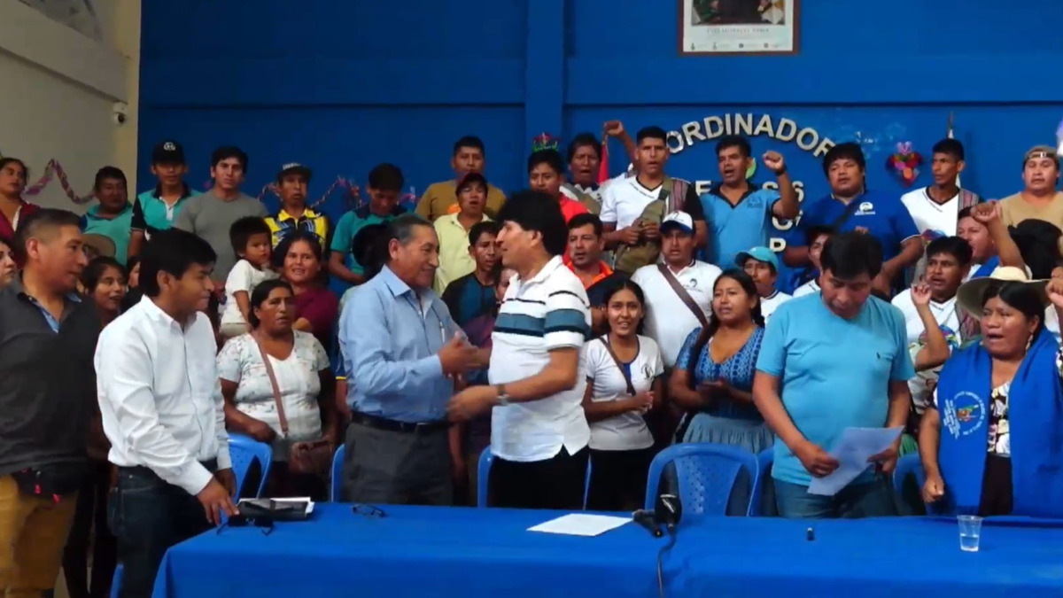 Evo Morales y Eliseo Rodríguez durante la firma del acuerdo. Foto: Facebook