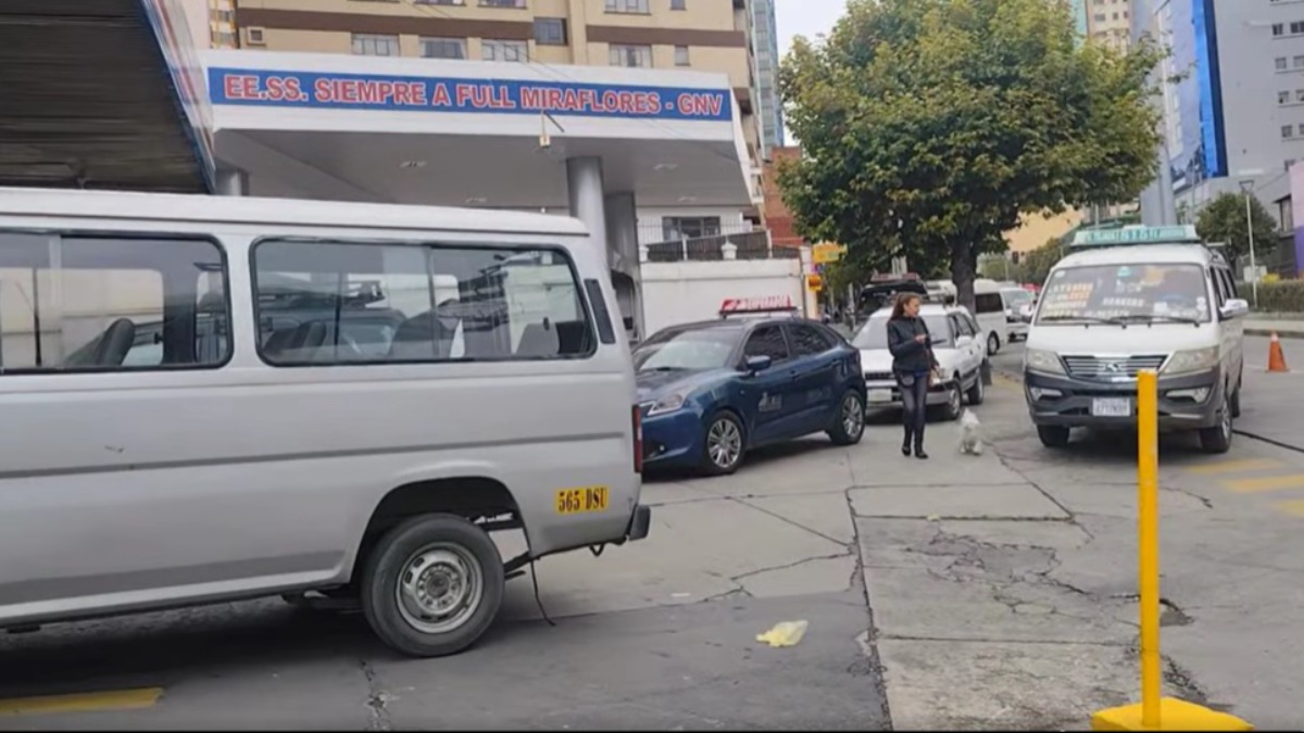 Fila en la estación de servicio Miraflores, en La Paz. Foto: Captura