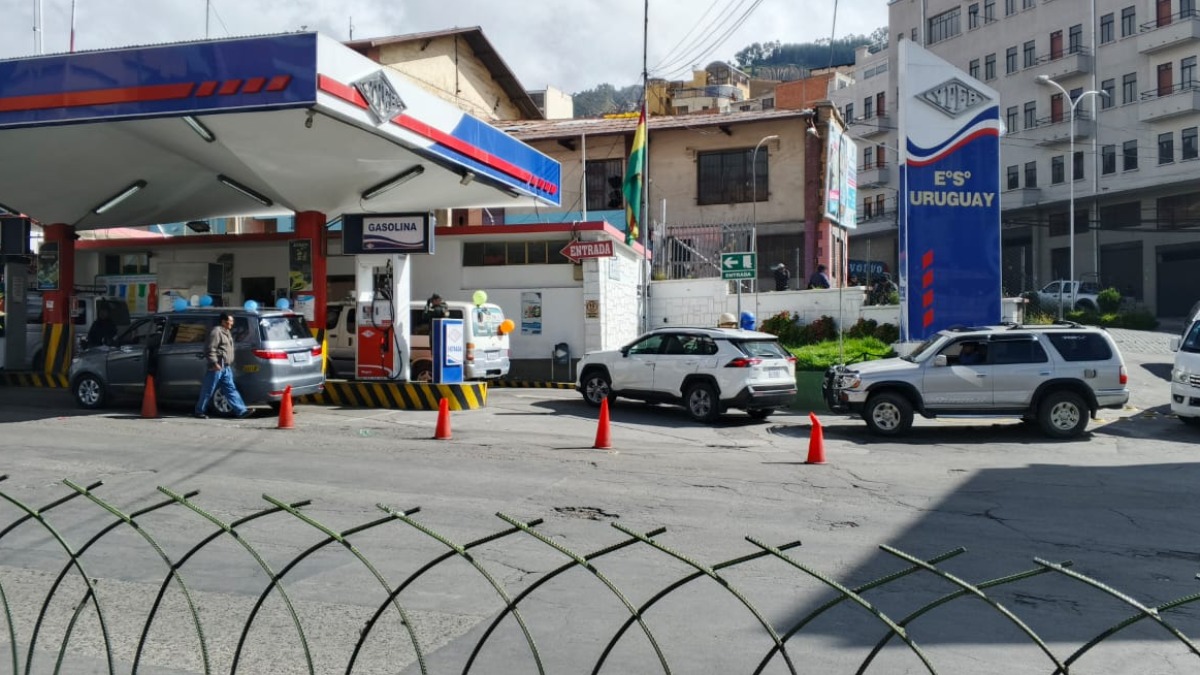 Fila en la estación de servicio Uruguay en la ciudad de La Paz. Foto: ANF