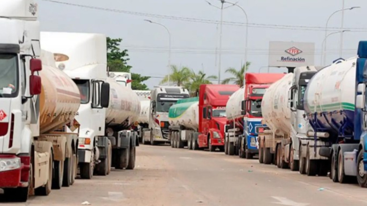 Filas de cisternas y camiones por combustible. Foto: YPFB