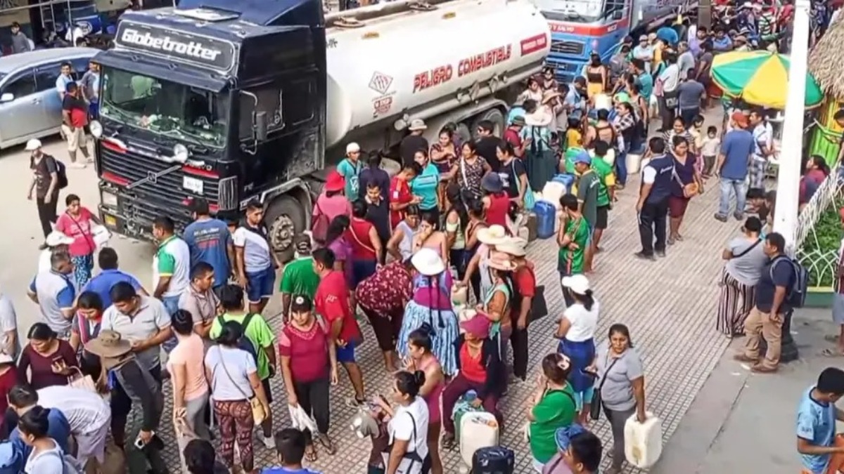 La población de Caranavi se apostó al rededor de las dos cisternas para conseguir algo de combustible. Foto: Captura de video