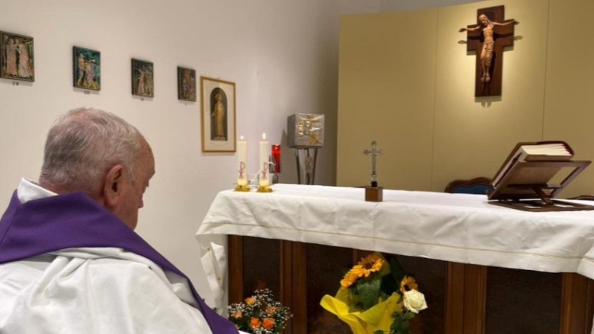 Primera imagen del Papa Francisco, publicada por el Vaticano, desde que fue ingresado en el hospital Gemelli de Roma el pasado 14 de febrero Foto: VATICANO