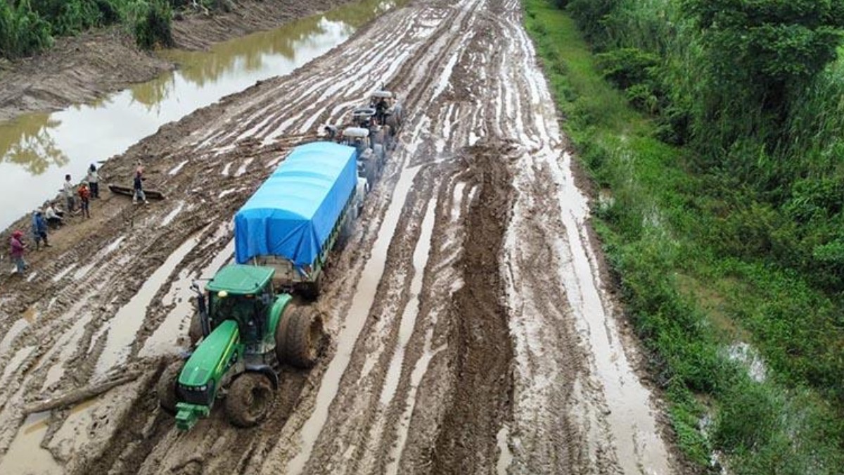 Productores del norte cruceño retiran sus equipos ante la amenaza de la crecida del río. Foto: Anapo