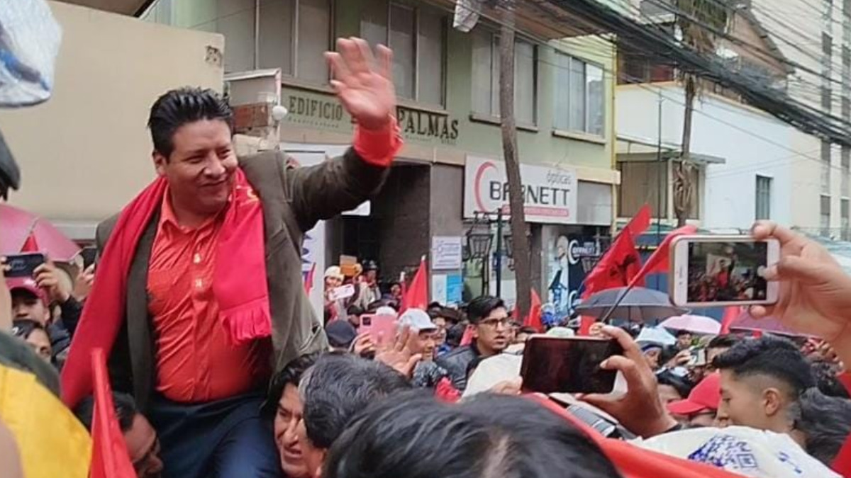 Santos Quispe llegó al TED acompañado de una marcha de militantes. Foto. ANF