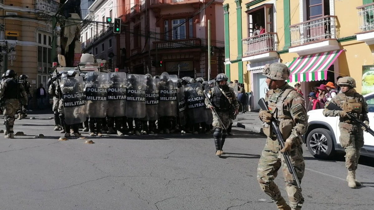 Un grupo de militares irrumpieron plaza Murillo. Foto: Internet