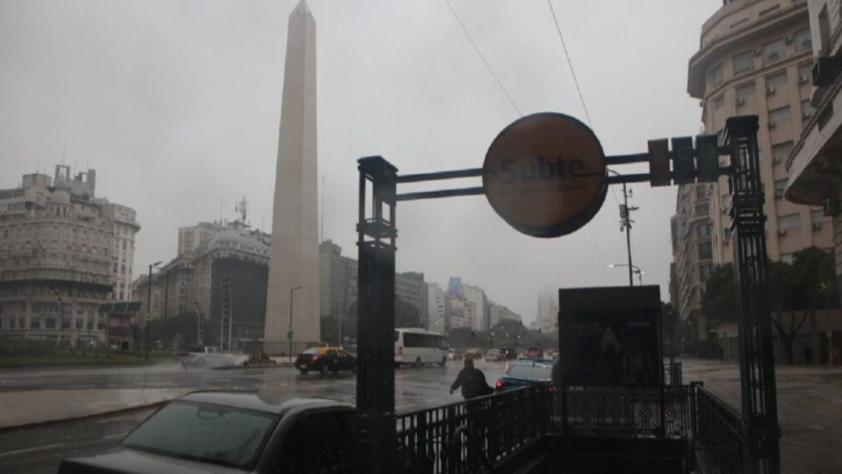 Una calle aledaña al Obelisco en la ciudad de Buenos Aires, Argentina.