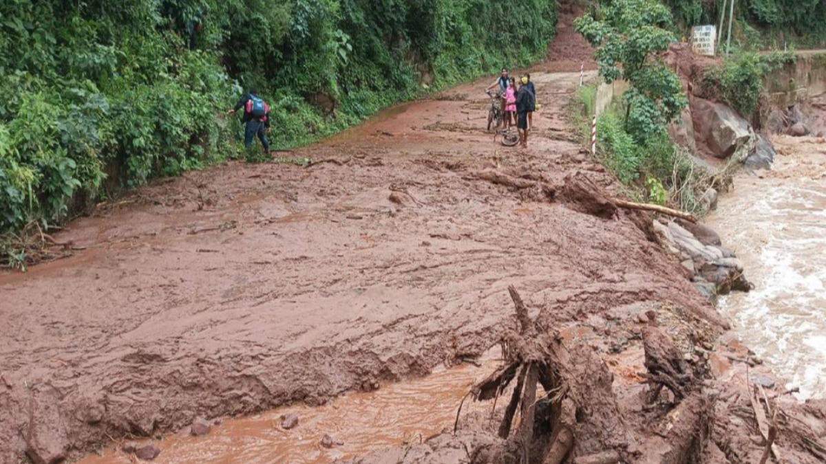 Una de las vías de Chuquisaca afectada por la crecida del río. Foto: RRSS