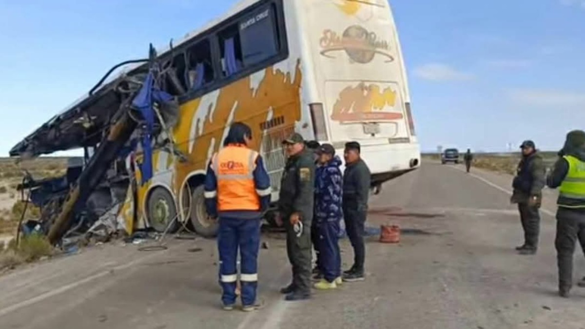 Uno de los buses quedó a un costado de la carretera. Foto: Captura