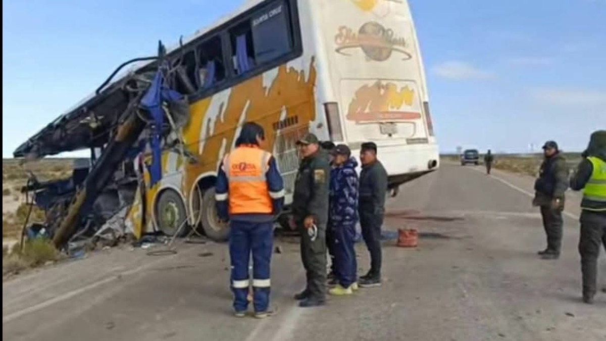 Uno de los buses quedó al costado de la carretera. Foto: RRSS